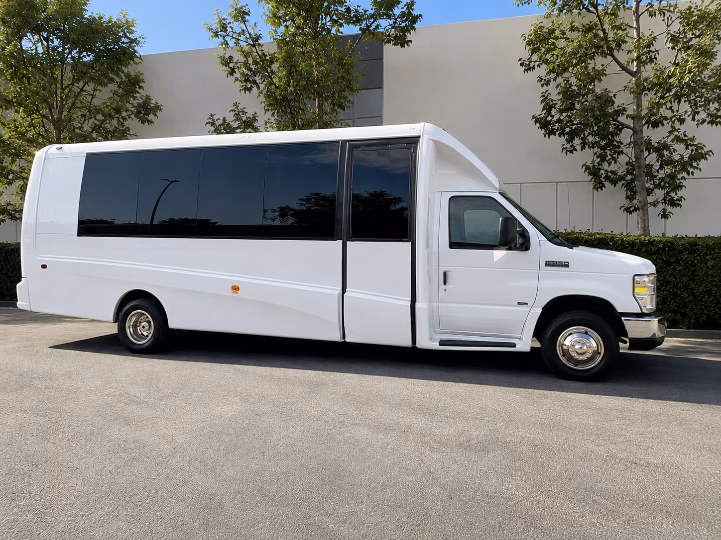 corporate airport transfer buses between farmington hills and dtw